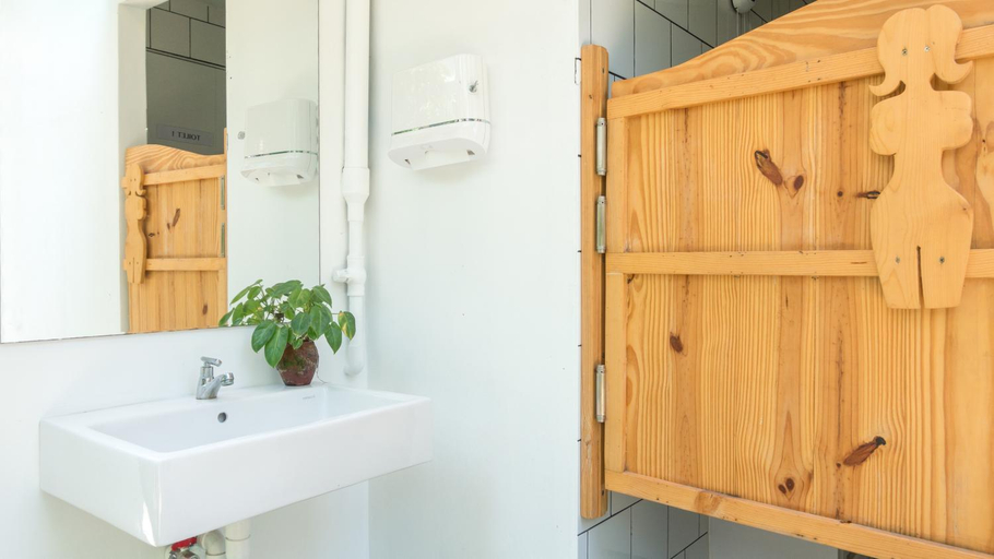 Bathroom 7