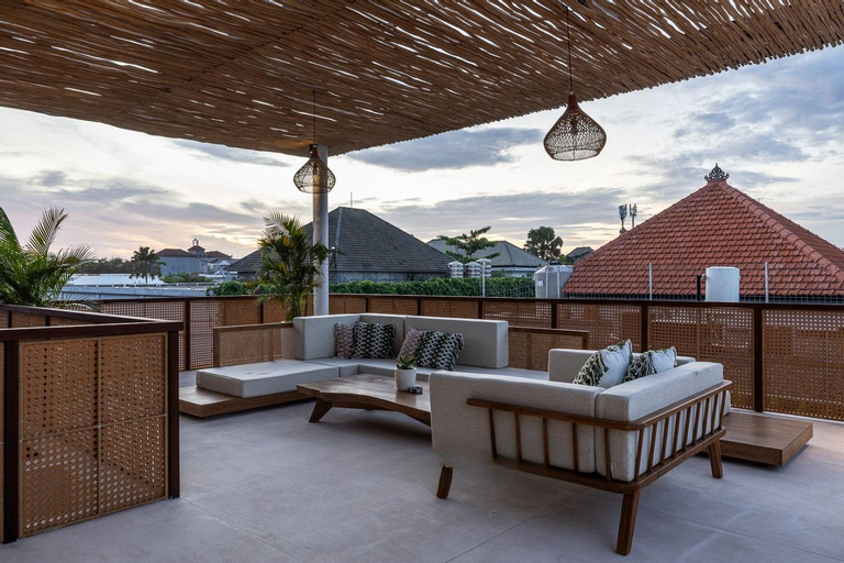 Exterior & Views 14
