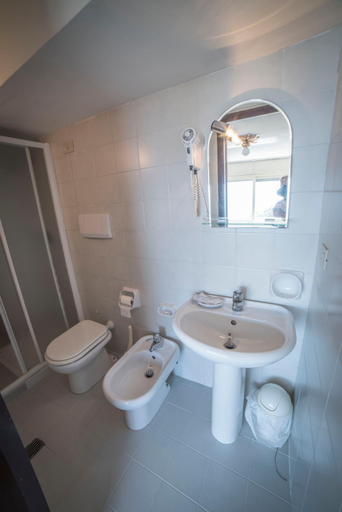 Bathroom 4, Hotel Isola Bella, Messina