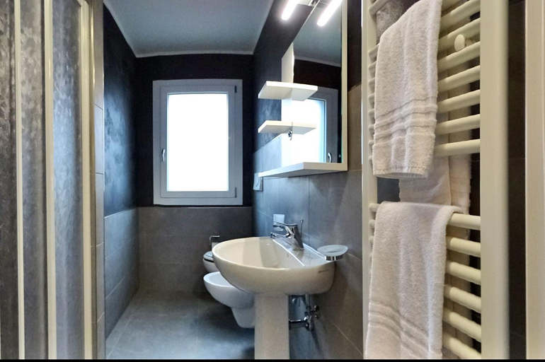 Bathroom 5, Oasi Bianca, Ferrara