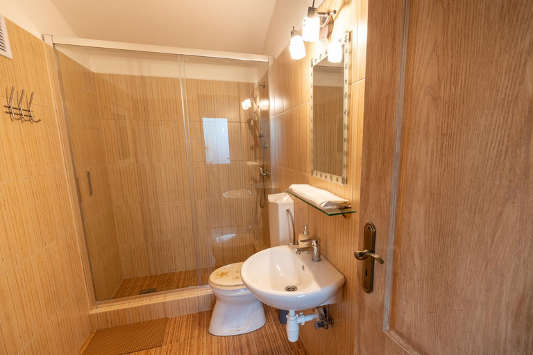 Bathroom 3, Adel Vendeghaz, Siófok