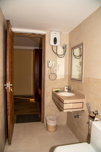 Bathroom 4, Arabian Oryx Camp, Biddiya
