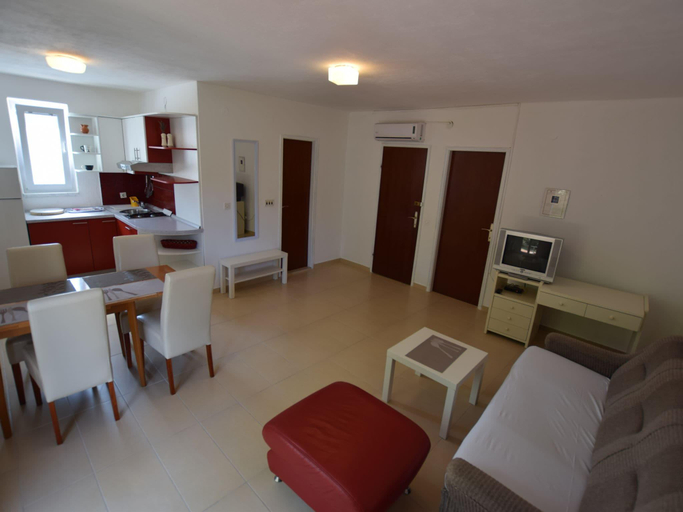 Others 2, Spacious apartment with terrace, Pag