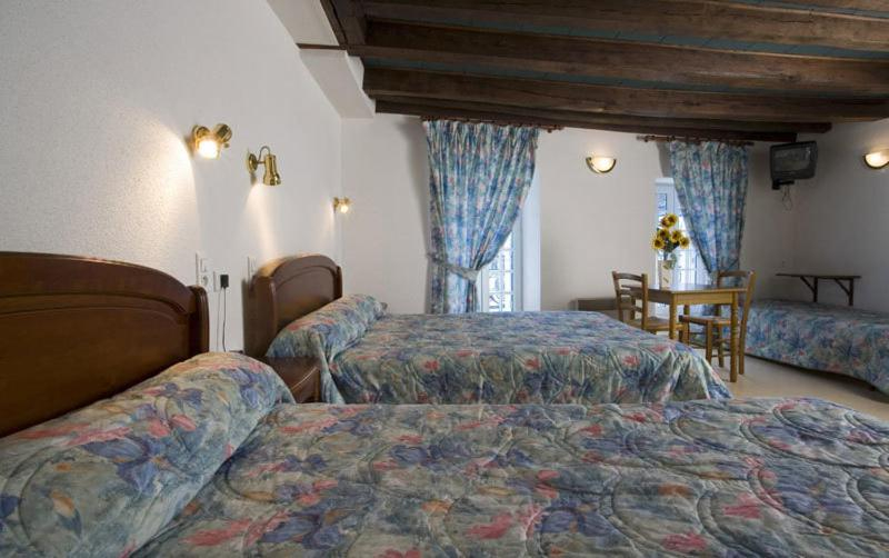 Bedroom 2, Hotel Chez Chaumat, Allier