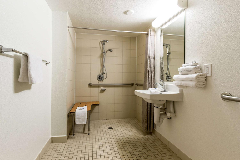 Bathroom 4, Motel 6 Tempe, AZ – Phoenix Airport – Priest Dr, Maricopa