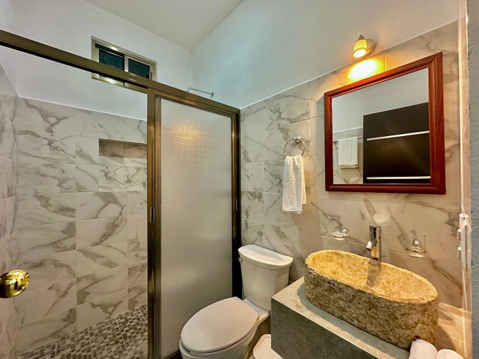Bathroom 4, Hotel Zibahun, Valladolid