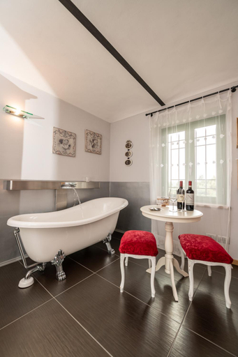 Bathroom 5, Lange, Cuneo