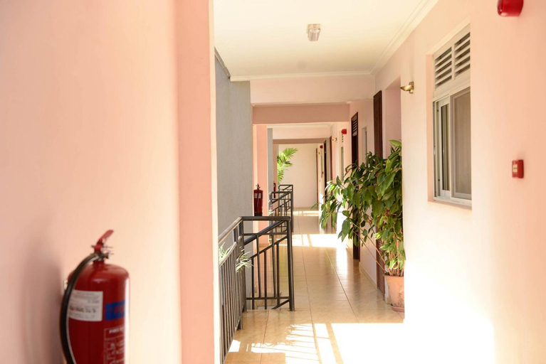 Facilities 3, You will have a wonderful experience wail stay in this Twin Room, Nyarugenge