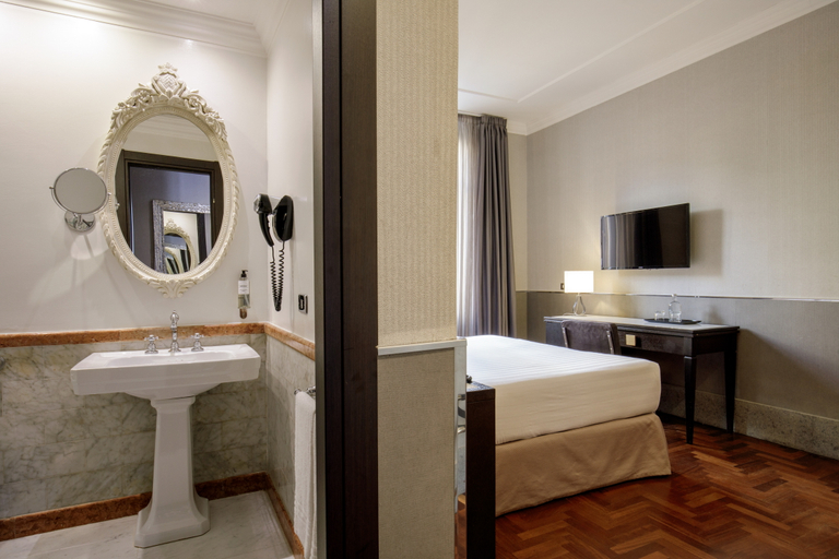 Bedroom 2, Royal Court, Rome