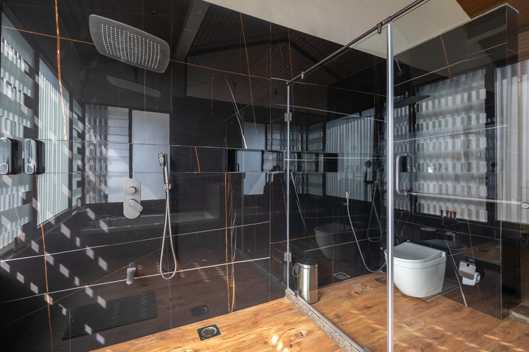 Bathroom 4, StayVista at Pearl Lakeview Mansion, Nashik