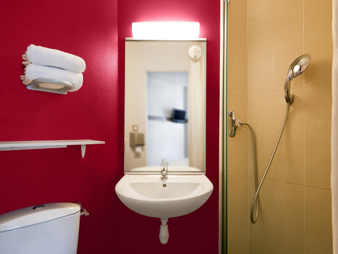 Bathroom 4, B&B Hotel Montelimar Nord, Drôme