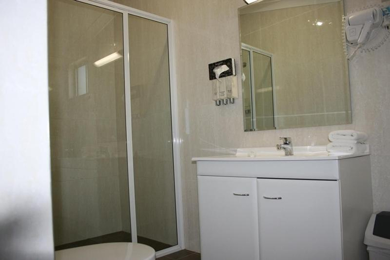 Bathroom 4, Noahs Mid City Muswellbrook Inn, Muswellbrook