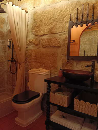 Bathroom 3, Castelo de Portugraal, Paredes