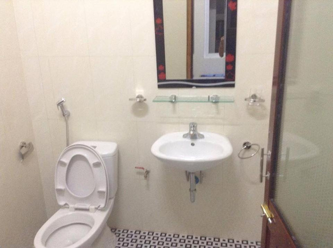 Bathroom 2, Nha Nghi Gia Bao, Quảng Ninh
