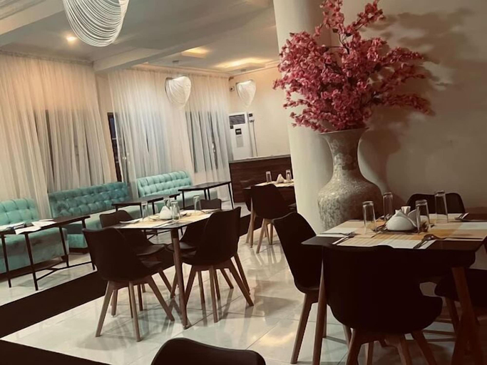 Food & Drinks 5, House 27, Surulere