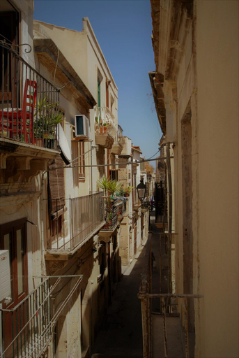 Others 3, Le Nuvole di Ortigia, Syracuse