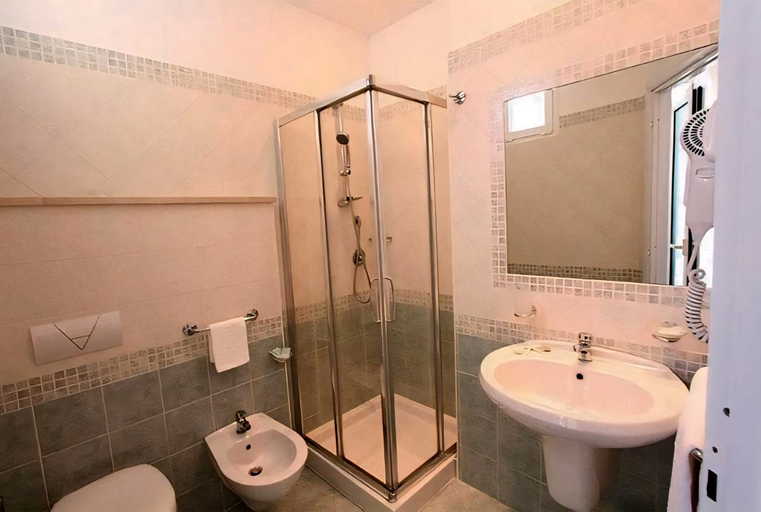 Shower, Hotel Baltic, Rimini