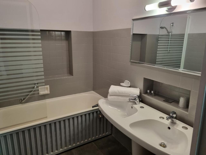 Bathroom 4, Hotel Le Comty, Loire