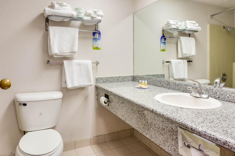 Bathroom 3, Days Inn & Suites by Wyndham Fullerton, Orange