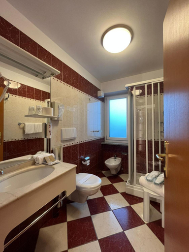 Bathroom 4, Hotel Medil, Trento