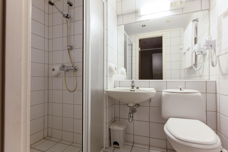 Bathroom, F2 Hotel, Harstad