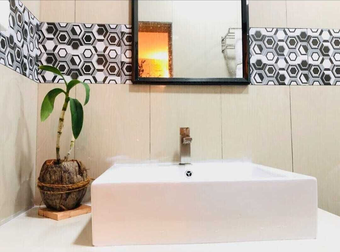 Bathroom, Dhontakuru Guesthouse