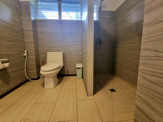 Bathroom 2, Day & Night Accommodations, Daanbantayan