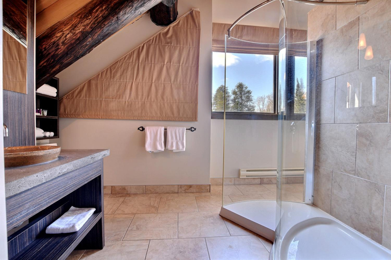 Bathroom 2, Les Condos du Lac Taureau, Matawinie