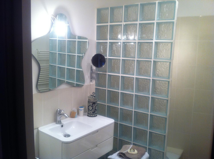 Bathroom 2, Villa des Sarcelles, Somme