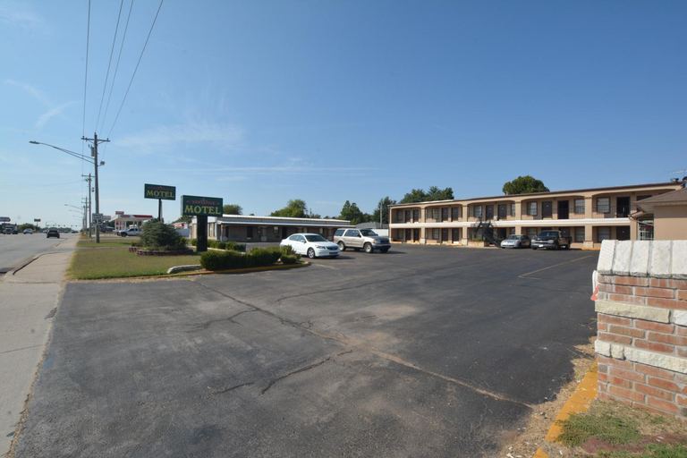 Others 4, Newcastle Motel, McClain
