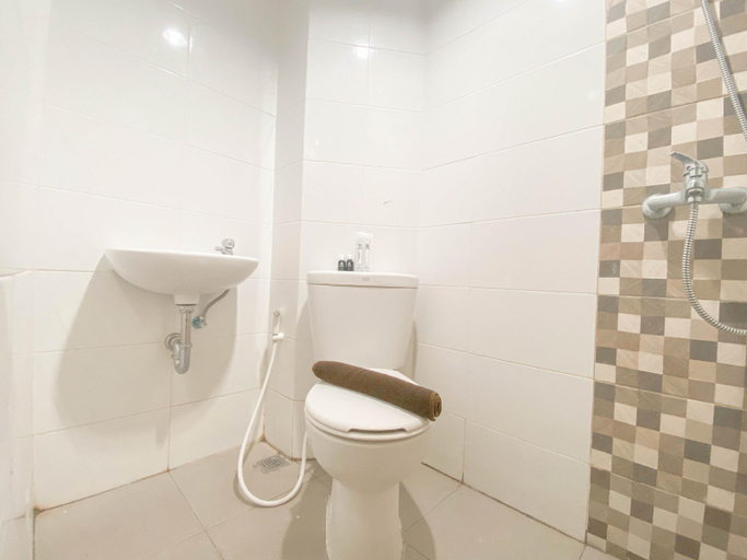 Bathroom 5, Cozy and Homey Studio at The Alton Apartment By Travelio, Semarang