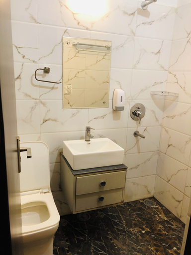 Bathroom 5, The Highland hotel, Bathinda