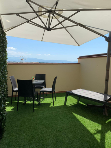 Exterior & Views 12
