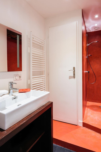 Bathroom 4, La Maison Des Courtines, Côte-d'Or