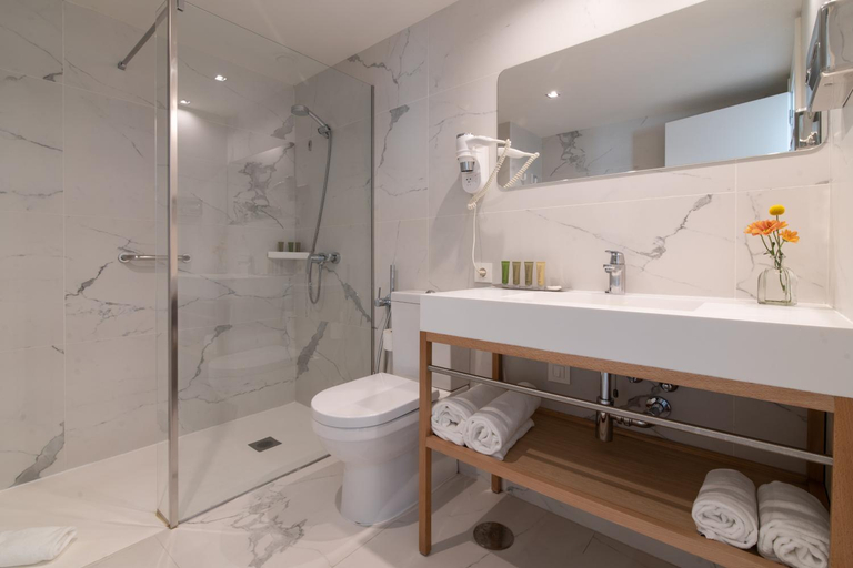 Bathroom 5, Hotel Agaro, Cádiz