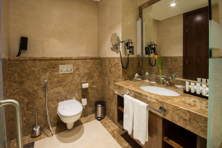 Bedroom 3, Golden Tulip Media Hotel, Dubai