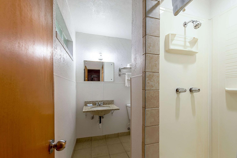 Bathroom 4, Highway Inn, Edgar