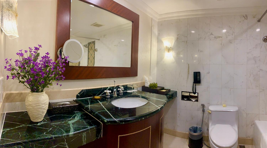 Bathroom 4, International Hotel Loi Lai, Móng Cái