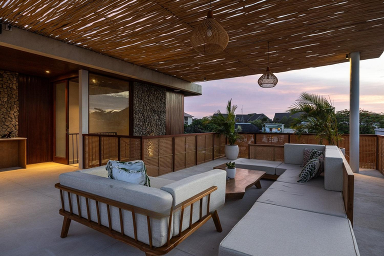 Exterior & Views 16