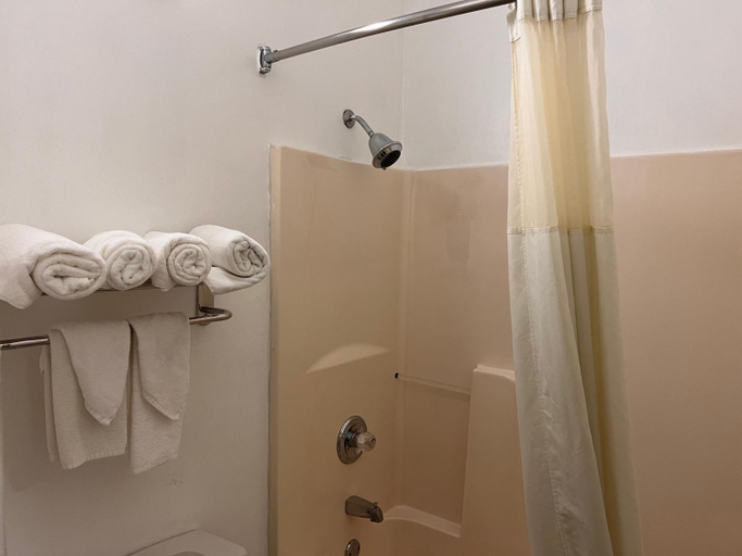 Bathroom 4, Quality Inn Maysville Area, Mason