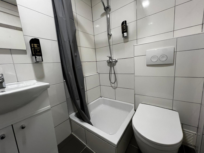Bathroom 3, Budget Trianon Hotel, Amsterdam