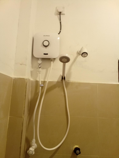 Bathroom 3, Kusuma's Lazy Left hostel, Weligama