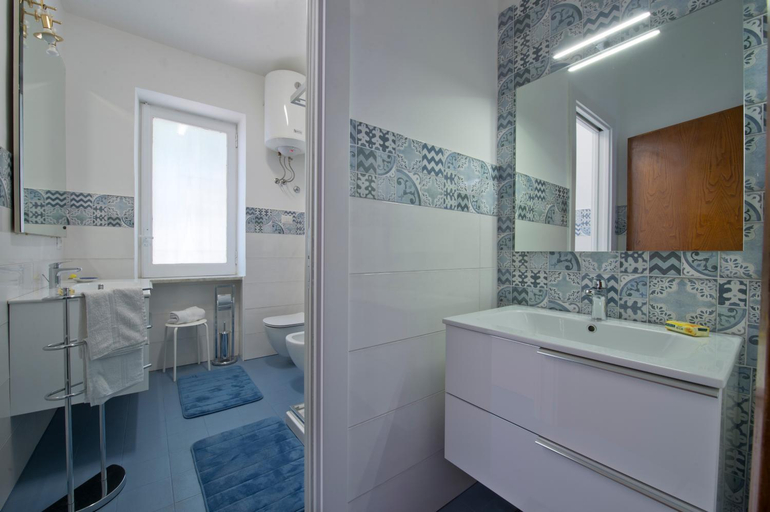 Bathroom 1, Villa Algarrobos, Salerno