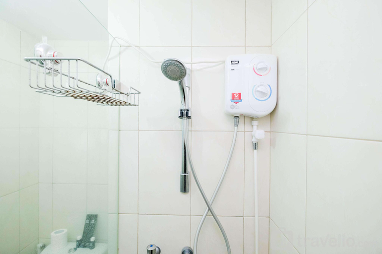 Bathroom 2, Simply Studio at Springlake Summarecon By Travelio, Bekasi