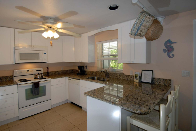 Others 3, Seahorse Cottages - Adults Only, Lee