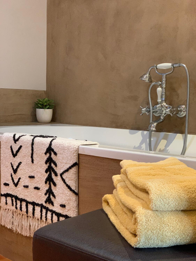 Bathroom 2, Cote jardin, Mayenne