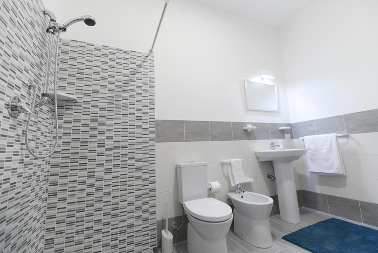 Bathroom 2, Jardinu, Syracuse