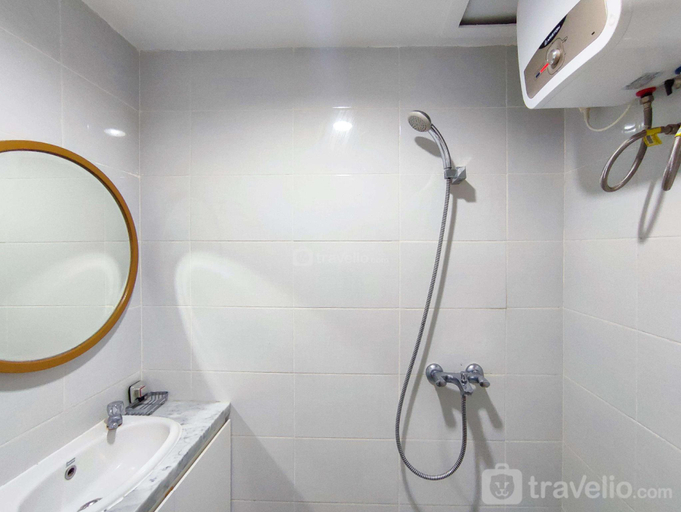 Bathroom 2, Nice 1BR with Extra Room Amartha View By Travelio, Semarang