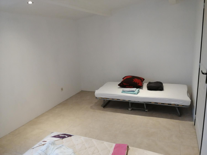 Others 3, appart hotel avec jardin, Var