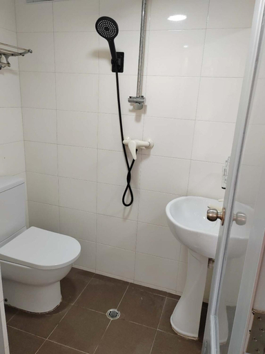Bathroom 5, Hong Kong Le Cong Fraternal Association Hostel, Kowloon